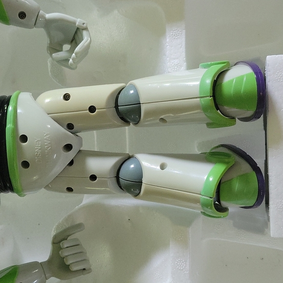 Buzz Lightyear Ultimate Talking Action Figure - Picture 14 of 15